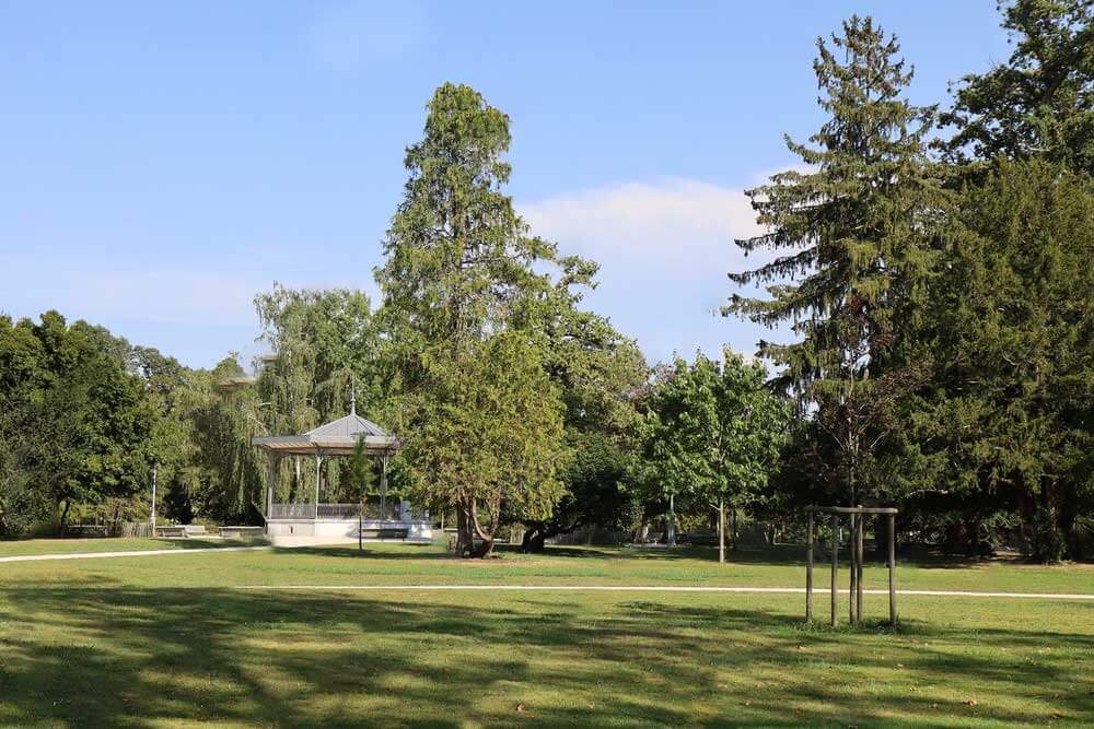 parc arboré avec un kiosque 