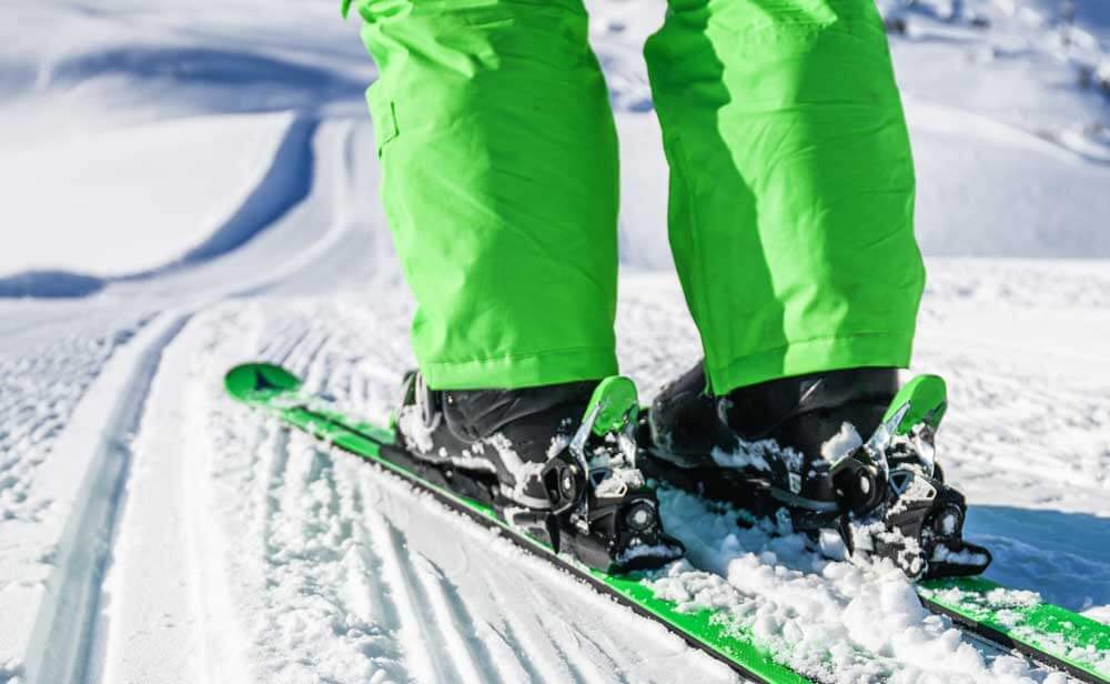 pieds de skieur, habits vert fluo